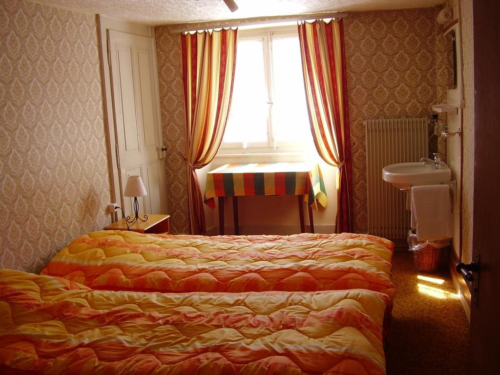 Les Alpes Otel Finhaut Oda fotoğraf